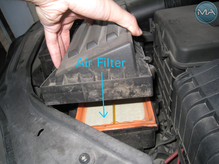 Replace Engine's AIR FILTER (VW Golf 5 V TSI) - Michael Anastasiou